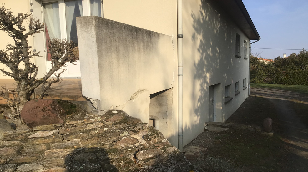 fissure-infiltration-avant Une infiltration d'eau a endommageé une habitation